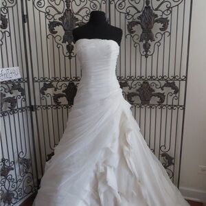 Elegant White Strapless Wedding Dress